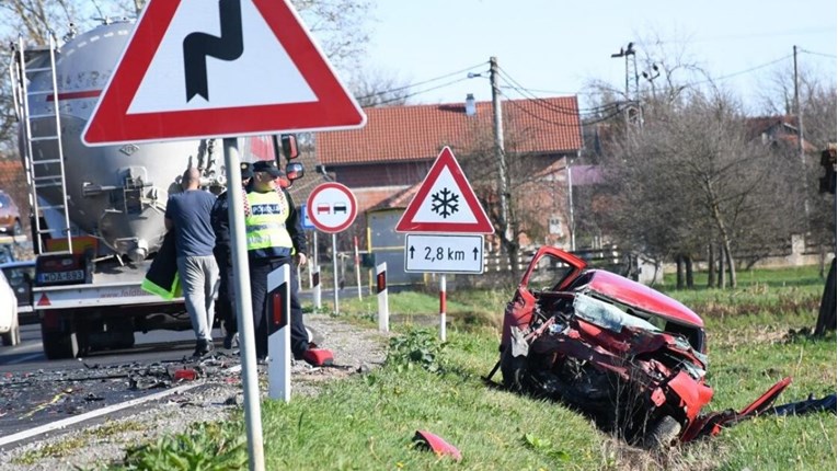 FOTO Sudar auta i kamiona kod Grubišnog Polja, poginula vozačica auta
